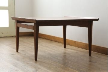 デンマークビンテージ　HAKUHANMOKUZAI(白半木材)取り扱い　フランス&サン(France & S?n)社製　フィン・ユール(Finn Juhl)デザイン　チーク材　天板のエッジがおしゃれなローテーブル(センターテーブル、リビングテーブル、北欧、ヴィンテージ)(R-072803)