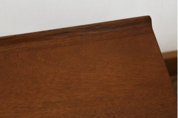 デンマークビンテージ　HAKUHANMOKUZAI(白半木材)取り扱い　フランス&サン(France & S?n)社製　フィン・ユール(Finn Juhl)デザイン　チーク材　天板のエッジがおしゃれなローテーブル(センターテーブル、リビングテーブル、北欧、ヴィンテージ)(R-072803)