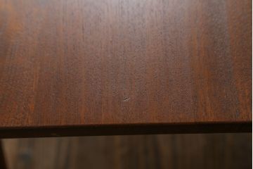 デンマークビンテージ　HAKUHANMOKUZAI(白半木材)取り扱い　フランス&サン(France & S?n)社製　フィン・ユール(Finn Juhl)デザイン　チーク材　天板のエッジがおしゃれなローテーブル(センターテーブル、リビングテーブル、北欧、ヴィンテージ)(R-072803)