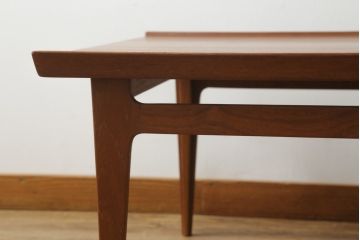 デンマークビンテージ　HAKUHANMOKUZAI(白半木材)取り扱い　フランス&サン(France & S?n)社製　フィン・ユール(Finn Juhl)デザイン　チーク材　天板のエッジがおしゃれなローテーブル(センターテーブル、リビングテーブル、北欧、ヴィンテージ)(R-072803)
