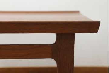 デンマークビンテージ　HAKUHANMOKUZAI(白半木材)取り扱い　フランス&サン(France & S?n)社製　フィン・ユール(Finn Juhl)デザイン　チーク材　天板のエッジがおしゃれなローテーブル(センターテーブル、リビングテーブル、北欧、ヴィンテージ)(R-072803)