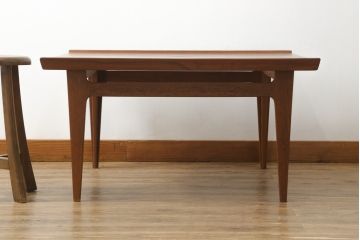 デンマークビンテージ　HAKUHANMOKUZAI(白半木材)取り扱い　フランス&サン(France & S?n)社製　フィン・ユール(Finn Juhl)デザイン　チーク材　天板のエッジがおしゃれなローテーブル(センターテーブル、リビングテーブル、北欧、ヴィンテージ)(R-072803)