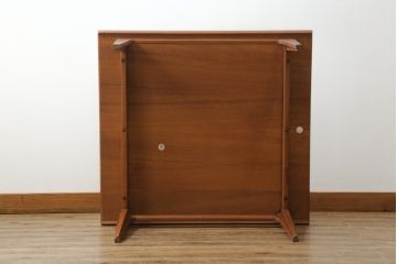 デンマークビンテージ　HAKUHANMOKUZAI(白半木材)取り扱い　フランス&サン(France & S?n)社製　フィン・ユール(Finn Juhl)デザイン　チーク材　天板のエッジがおしゃれなローテーブル(センターテーブル、リビングテーブル、北欧、ヴィンテージ)(R-072803)