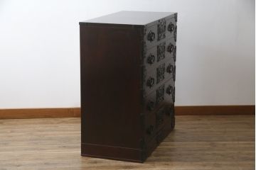 中古　美品　岩谷堂箪笥　桜木家具店作　黒々とした金具が重厚な雰囲気を高める和箪笥(チェスト、整理箪笥、収納たんす、衣装タンス、洋服箪笥、野郎タンス、引き出し)(R-072804)