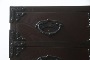 中古　美品　岩谷堂箪笥　桜木家具店作　黒々とした金具が重厚な雰囲気を高める和箪笥(チェスト、整理箪笥、収納たんす、衣装タンス、洋服箪笥、野郎タンス、引き出し)(R-072804)