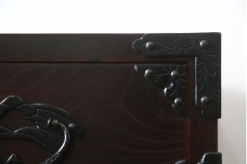 中古　美品　岩谷堂箪笥　桜木家具店作　黒々とした金具が重厚な雰囲気を高める和箪笥(チェスト、整理箪笥、収納たんす、衣装タンス、洋服箪笥、野郎タンス、引き出し)(R-072804)
