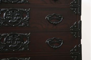 中古　美品　岩谷堂箪笥　桜木家具店作　黒々とした金具が重厚な雰囲気を高める和箪笥(チェスト、整理箪笥、収納たんす、衣装タンス、洋服箪笥、野郎タンス、引き出し)(R-072804)
