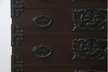 中古　美品　岩谷堂箪笥　桜木家具店作　黒々とした金具が重厚な雰囲気を高める和箪笥(チェスト、整理箪笥、収納たんす、衣装タンス、洋服箪笥、野郎タンス、引き出し)(R-072804)