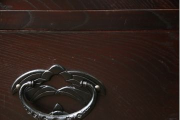 中古　美品　岩谷堂箪笥　桜木家具店作　黒々とした金具が重厚な雰囲気を高める和箪笥(チェスト、整理箪笥、収納たんす、衣装タンス、洋服箪笥、野郎タンス、引き出し)(R-072804)