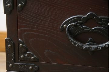 中古　美品　岩谷堂箪笥　桜木家具店作　黒々とした金具が重厚な雰囲気を高める和箪笥(チェスト、整理箪笥、収納たんす、衣装タンス、洋服箪笥、野郎タンス、引き出し)(R-072804)