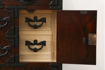 中古　美品　岩谷堂箪笥　かくし収納多数で遊び心満載の小箪笥(収納箪笥、整理箪笥、和タンス、引き出し、小物収納)(R-072807)