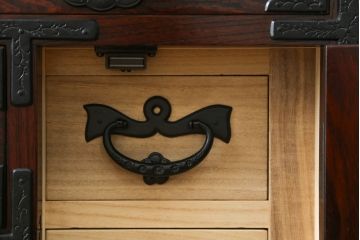 中古　美品　岩谷堂箪笥　かくし収納多数で遊び心満載の小箪笥(収納箪笥、整理箪笥、和タンス、引き出し、小物収納)(R-072807)