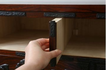 中古　美品　岩谷堂箪笥　かくし収納多数で遊び心満載の小箪笥(収納箪笥、整理箪笥、和タンス、引き出し、小物収納)(R-072807)