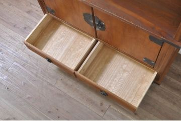 和製ビンテージ　屋久杉　金具と透かし彫りがアクセント!!木の風合いが美しい飾り棚(茶箪笥、茶棚、収納棚、サイドボード、ヴィンテージ)(R-072815)