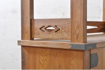 和製ビンテージ　屋久杉　金具と透かし彫りがアクセント!!木の風合いが美しい飾り棚(茶箪笥、茶棚、収納棚、サイドボード、ヴィンテージ)(R-072815)
