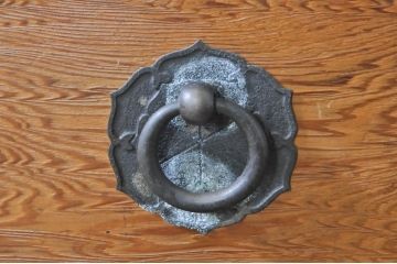 和製ビンテージ　屋久杉　金具と透かし彫りがアクセント!!木の風合いが美しい飾り棚(茶箪笥、茶棚、収納棚、サイドボード、ヴィンテージ)(R-072815)