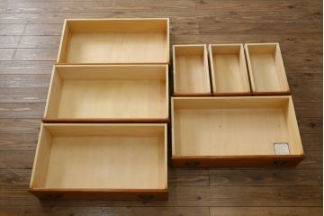 中古　美品　横浜クラシック家具　ダニエル(daniel)　アーリーアメリカンシリーズ　A-111　チェストセブン(DX)　エレガントな意匠が素敵なチェスト(整理箪笥、収納箪笥、引き出し、洋服タンス)(R-072819)