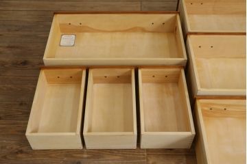 中古　美品　横浜クラシック家具　ダニエル(daniel)　アーリーアメリカンシリーズ　A-111　チェストセブン(DX)　エレガントな意匠が素敵なチェスト(整理箪笥、収納箪笥、引き出し、洋服タンス)(R-072819)