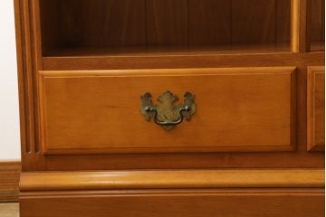 中古　横浜クラシック家具　ダニエル(daniel)　扉のないデザインがすっきりとした印象の気品漂う本棚(ブックシェルフ、飾り棚、収納棚、オープンラック)(R-072824)