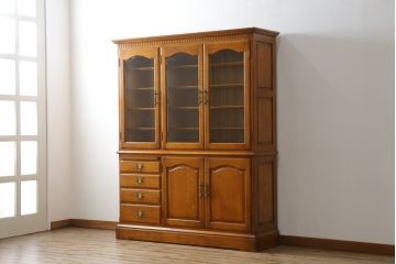 中古　美品　横浜クラシック家具　ダニエル(daniel)　アーリーアメリカンシリーズ　A-204　クラシカルな雰囲気のお部屋づくりにおすすめなチャイナキャビネット(食器棚、収納棚、戸棚、カップボード)(R-072825)