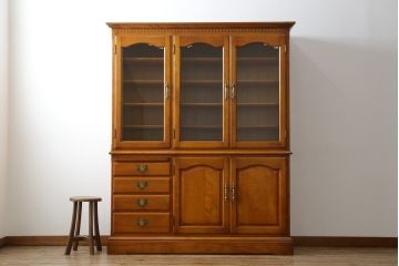 中古　美品　横浜クラシック家具　ダニエル(daniel)　アーリーアメリカンシリーズ　A-204　クラシカルな雰囲気のお部屋づくりにおすすめなチャイナキャビネット(食器棚、収納棚、戸棚、カップボード)(R-072825)