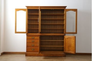 中古　美品　横浜クラシック家具　ダニエル(daniel)　アーリーアメリカンシリーズ　A-204　クラシカルな雰囲気のお部屋づくりにおすすめなチャイナキャビネット(食器棚、収納棚、戸棚、カップボード)(R-072825)