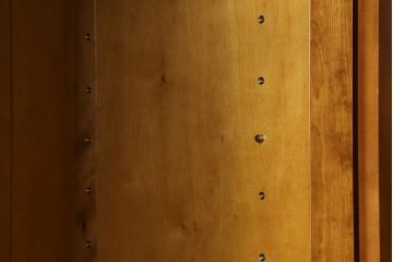 中古　美品　横浜クラシック家具　ダニエル(daniel)　アーリーアメリカンシリーズ　A-204　クラシカルな雰囲気のお部屋づくりにおすすめなチャイナキャビネット(食器棚、収納棚、戸棚、カップボード)(R-072825)
