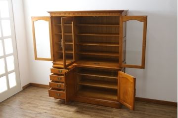 中古　美品　横浜クラシック家具　ダニエル(daniel)　アーリーアメリカンシリーズ　A-204　クラシカルな雰囲気のお部屋づくりにおすすめなチャイナキャビネット(食器棚、収納棚、戸棚、カップボード)(R-072825)