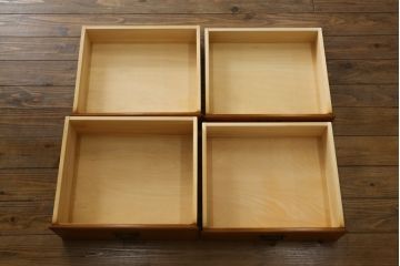 中古　美品　横浜クラシック家具　ダニエル(daniel)　アーリーアメリカンシリーズ　A-204　クラシカルな雰囲気のお部屋づくりにおすすめなチャイナキャビネット(食器棚、収納棚、戸棚、カップボード)(R-072825)
