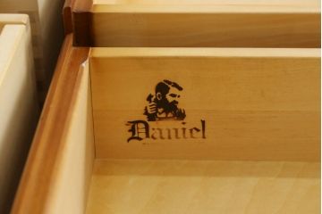 中古　美品　横浜クラシック家具　ダニエル(daniel)　アーリーアメリカンシリーズ　A-204　クラシカルな雰囲気のお部屋づくりにおすすめなチャイナキャビネット(食器棚、収納棚、戸棚、カップボード)(R-072825)