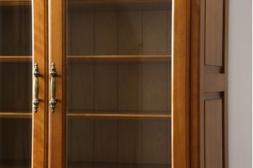 中古　美品　横浜クラシック家具　ダニエル(daniel)　アーリーアメリカンシリーズ　A-204　クラシカルな雰囲気のお部屋づくりにおすすめなチャイナキャビネット(食器棚、収納棚、戸棚、カップボード)(R-072825)