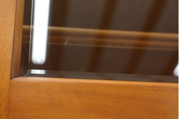 中古　美品　横浜クラシック家具　ダニエル(daniel)　アーリーアメリカンシリーズ　A-204　クラシカルな雰囲気のお部屋づくりにおすすめなチャイナキャビネット(食器棚、収納棚、戸棚、カップボード)(R-072825)