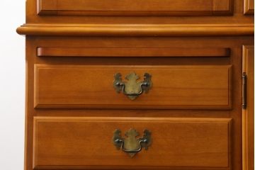 中古　美品　横浜クラシック家具　ダニエル(daniel)　アーリーアメリカンシリーズ　A-204　クラシカルな雰囲気のお部屋づくりにおすすめなチャイナキャビネット(食器棚、収納棚、戸棚、カップボード)(R-072825)
