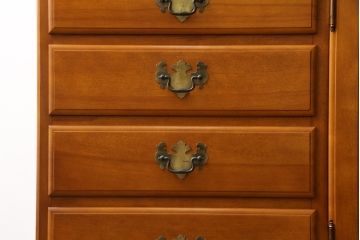 中古　美品　横浜クラシック家具　ダニエル(daniel)　アーリーアメリカンシリーズ　A-204　クラシカルな雰囲気のお部屋づくりにおすすめなチャイナキャビネット(食器棚、収納棚、戸棚、カップボード)(R-072825)