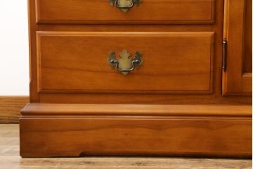 中古　美品　横浜クラシック家具　ダニエル(daniel)　アーリーアメリカンシリーズ　A-204　クラシカルな雰囲気のお部屋づくりにおすすめなチャイナキャビネット(食器棚、収納棚、戸棚、カップボード)(R-072825)