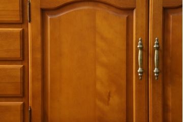 中古　美品　横浜クラシック家具　ダニエル(daniel)　アーリーアメリカンシリーズ　A-204　クラシカルな雰囲気のお部屋づくりにおすすめなチャイナキャビネット(食器棚、収納棚、戸棚、カップボード)(R-072825)