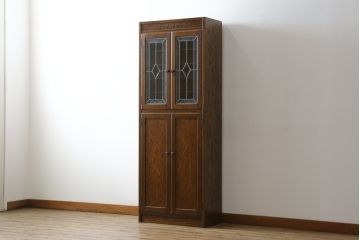 中古　三越家具(現カントリーハウス)　Brugge(ブルージュ)　ステンドグラスが上品な雰囲気を醸し出すキャビネット(収納棚、戸棚、飾り棚、本箱、ブックケース)(R-072826)