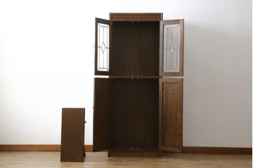 中古　三越家具(現カントリーハウス)　Brugge(ブルージュ)　ステンドグラスが上品な雰囲気を醸し出すキャビネット(収納棚、戸棚、飾り棚、本箱、ブックケース)(R-072826)