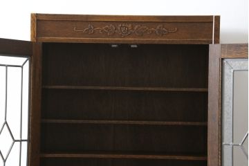 中古　三越家具(現カントリーハウス)　Brugge(ブルージュ)　ステンドグラスが上品な雰囲気を醸し出すキャビネット(収納棚、戸棚、飾り棚、本箱、ブックケース)(R-072826)