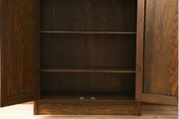 中古　三越家具(現カントリーハウス)　Brugge(ブルージュ)　ステンドグラスが上品な雰囲気を醸し出すキャビネット(収納棚、戸棚、飾り棚、本箱、ブックケース)(R-072826)
