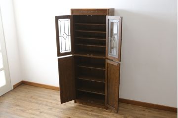 中古　三越家具(現カントリーハウス)　Brugge(ブルージュ)　ステンドグラスが上品な雰囲気を醸し出すキャビネット(収納棚、戸棚、飾り棚、本箱、ブックケース)(R-072826)