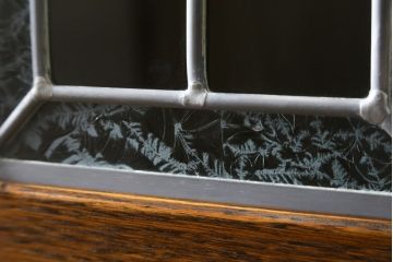 中古　三越家具(現カントリーハウス)　Brugge(ブルージュ)　ステンドグラスが上品な雰囲気を醸し出すキャビネット(収納棚、戸棚、飾り棚、本箱、ブックケース)(R-072826)