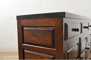 中古　超美品　松本民芸家具　美しい木目と落ち着いた色合いが魅力のサイドボード(戸棚、収納棚、サイドキャビネット)(R-072834)