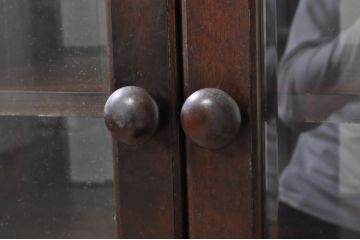 中古　松本民芸家具　両面使いできる優れもの!!クラシカルなデザインがお洒落なカウンターテーブル(収納棚、戸棚、食器棚、サイドボード、サイドキャビネット)(R-072836)