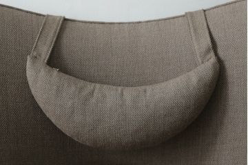 中古　美品　北欧家具　デンマーク　CARL HANSEN & SON(カール・ハンセン&サン)　Hans J Wegner(ハンス・J・ウェグナー)デザイン　CH78 MAMA BEAR CHAIR　2021年購入　洗練されたデザインが魅力的なネックピロー付きラウンジチェア(アームチェア、椅子、イス、北欧)(定価約70万円)(R-072839)