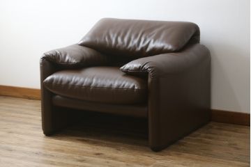 中古　美品　Cassina(カッシーナ)　MARALUNGA(マラルンガ)　本革(レザー)　高級感漂う佇まいが魅力の1人掛けソファ(アームチェア、一人掛け、1P)(定価約100万円)(R-072840)