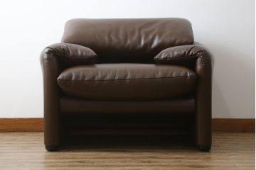 中古　美品　Cassina(カッシーナ)　MARALUNGA(マラルンガ)　本革(レザー)　高級感漂う佇まいが魅力の1人掛けソファ(アームチェア、一人掛け、1P)(定価約100万円)(R-072840)