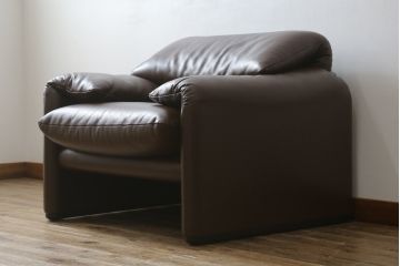 中古　美品　Cassina(カッシーナ)　MARALUNGA(マラルンガ)　本革(レザー)　高級感漂う佇まいが魅力の1人掛けソファ(アームチェア、一人掛け、1P)(定価約100万円)(R-072840)