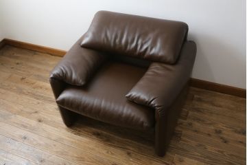 中古　美品　Cassina(カッシーナ)　MARALUNGA(マラルンガ)　本革(レザー)　高級感漂う佇まいが魅力の1人掛けソファ(アームチェア、一人掛け、1P)(定価約100万円)(R-072840)