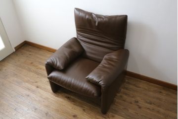 中古　美品　Cassina(カッシーナ)　MARALUNGA(マラルンガ)　本革(レザー)　高級感漂う佇まいが魅力の1人掛けソファ(アームチェア、一人掛け、1P)(定価約100万円)(R-072840)